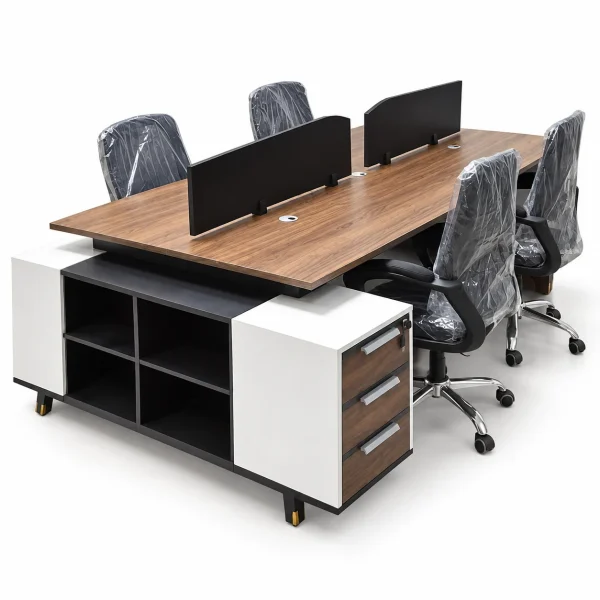 خلية عمل رباعية بسطح خشبي مع فواصل سوداء ووحدة تخزين وأدراج جانبية