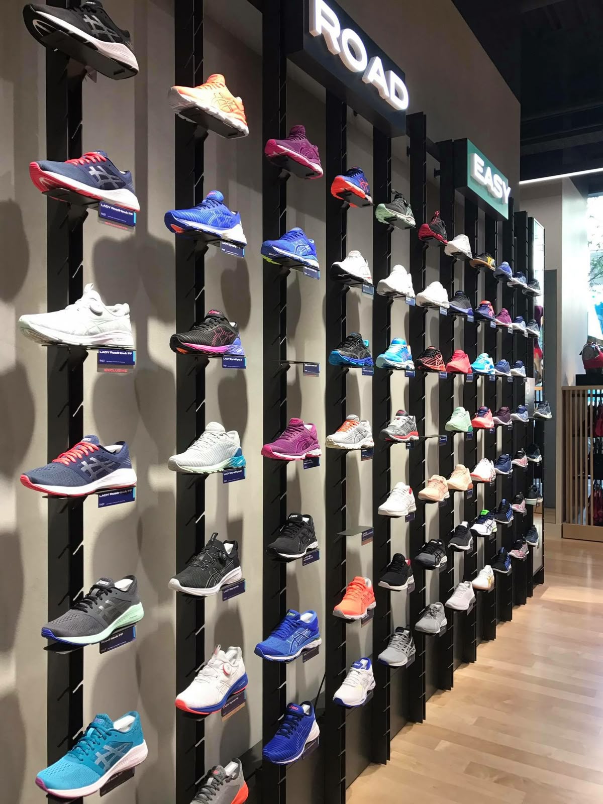 وحدة عرض أحذية2